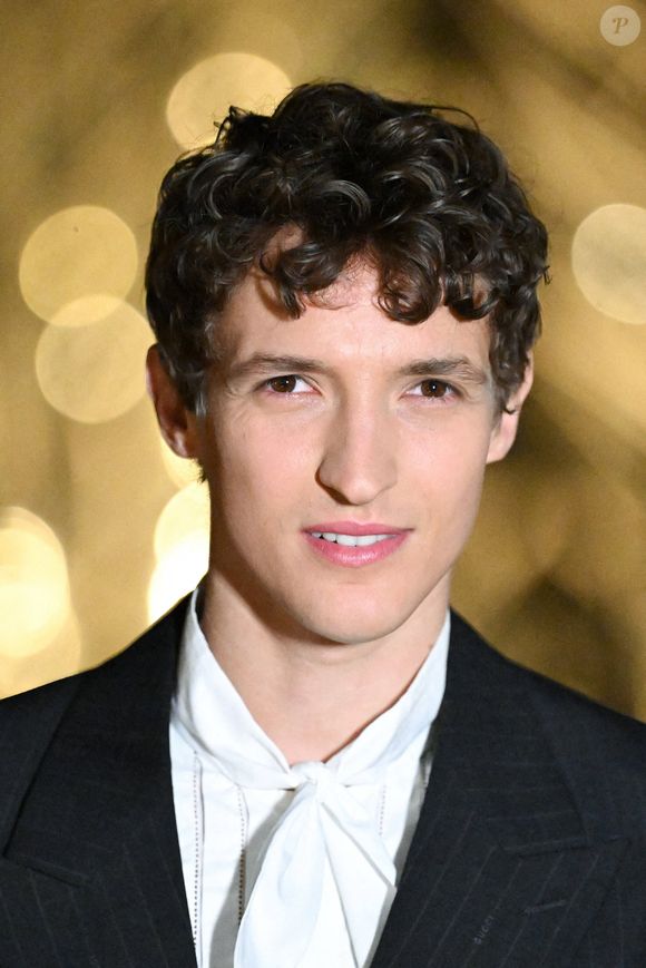 Aliocha Schneider participe au Photocall Le Grand Diner du Louvre au Musée du Louvre dans le cadre de la Fashion Week de Paris le 04 mars 2025 à Paris, France. Photo by ABACAPRESS.COM