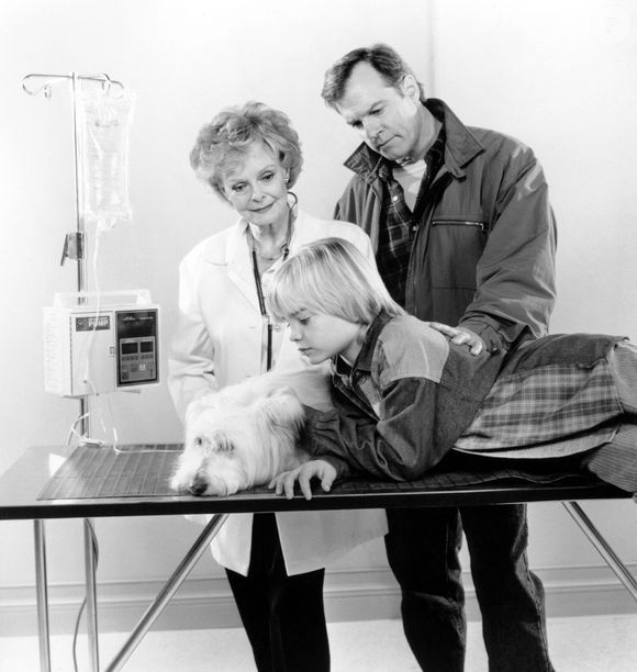 Lauréate d’un Tony Award et deux fois nommée aux Emmy Awards, elle possède deux étoiles sur le Hollywood Walk of Fame. 

7TH HEAVEN, de gauche à droite : June Lockhart, Happy the Dog, David Gallagher, Stephen Collins, 'Happy's Valentine', (Saison 1, ép. 115, diffusée le 10 février 1997), 1996-2007. photo : ©Spelling Prod. / Courtesy Everett Collection/ABACAPRESS.COM