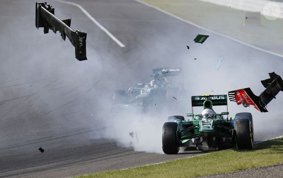 Le Néerlandais Giedo van der Garde de Caterham F1 Team se heurte au Français Jules Bianchi de Marussia F1 Team lors du Grand Prix du Japon de Formule 1 sur le circuit de Suzuka à Suzuka, au Japon, le 13 octobre 2013. Photo by Hoch Zwei/DPA/ABACAPRESS.COM