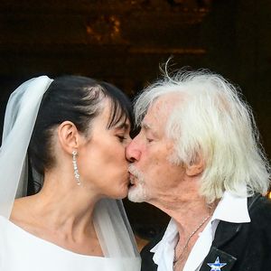 Car le chanteur avait fait le serment de ne jamais divorcer, lui qui a souffert de la séparation de ses parents plus jeune.

Murielle Mégevand et Hugues Aufray s'embrassent sur le parvis de l'église - Mariage d'Hugues Aufray et de Murielle Mégevand à l’église Saint-Vigor de Marly-Le Roy, France, le 2 septembre 2023.