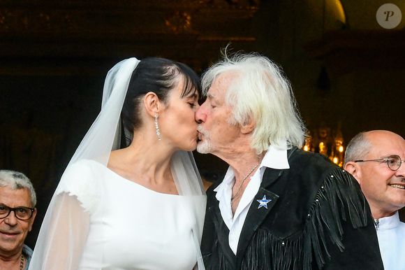 Car le chanteur avait fait le serment de ne jamais divorcer, lui qui a souffert de la séparation de ses parents plus jeune.

Murielle Mégevand et Hugues Aufray s'embrassent sur le parvis de l'église - Mariage d'Hugues Aufray et de Murielle Mégevand à l’église Saint-Vigor de Marly-Le Roy, France, le 2 septembre 2023.