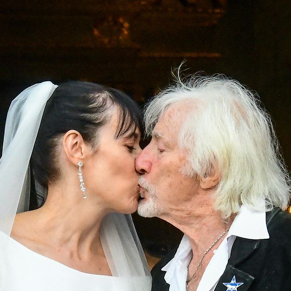 Car le chanteur avait fait le serment de ne jamais divorcer, lui qui a souffert de la séparation de ses parents plus jeune.

Murielle Mégevand et Hugues Aufray s'embrassent sur le parvis de l'église - Mariage d'Hugues Aufray et de Murielle Mégevand à l’église Saint-Vigor de Marly-Le Roy, France, le 2 septembre 2023.