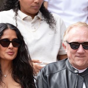 Salma Hayek et François-Henri Pinault dans les tribunes lors de la 8e journée du tournoi de Roland-Garros 2026, le 31 mai 2026 à Paris, en France. Photo de Nasser Berzane/ABACAPRESS.COM
