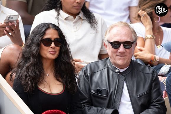 Salma Hayek et François-Henri Pinault dans les tribunes lors de la 8e journée du tournoi de Roland-Garros 2026, le 31 mai 2026 à Paris, en France. Photo de Nasser Berzane/ABACAPRESS.COM