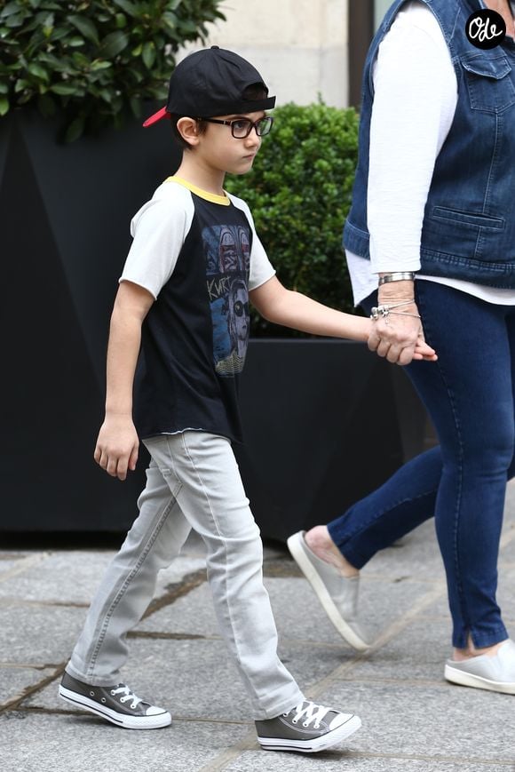 Exclusif - Eddy et Nelson, les jumeaux de Céline Dion à la sortie de l'hôtel Royal Monceau à Paris le 1er aout 2017. © Agence / Bestimage