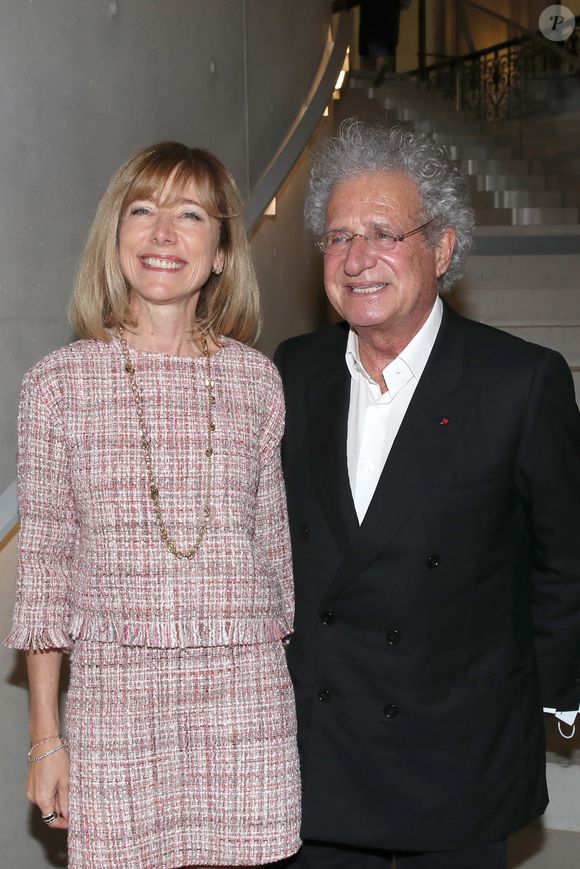Christine Goguet et Laurent Dassault au Vernissage de l'exposition de la Collection François Pinault du Sculpteur Charles Ray à la Bourse du Commerce à Paris, France, le 15 Février 2022.

Bertrand Rindoff/Bestimage