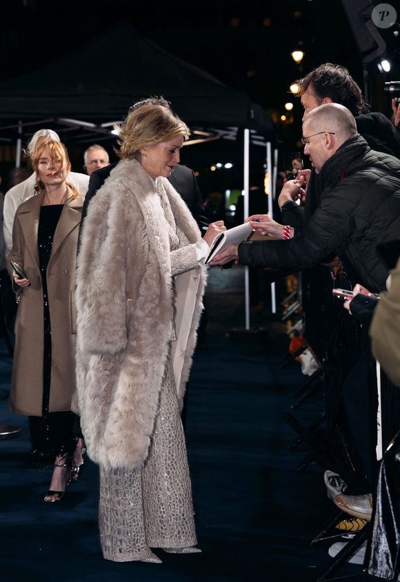 Sharon Stone arrivant à la prestigieuse cérémonie des Fashion Awards à Londres. Le 1er décembre 2025. © Backgrid UK/ Bestimage