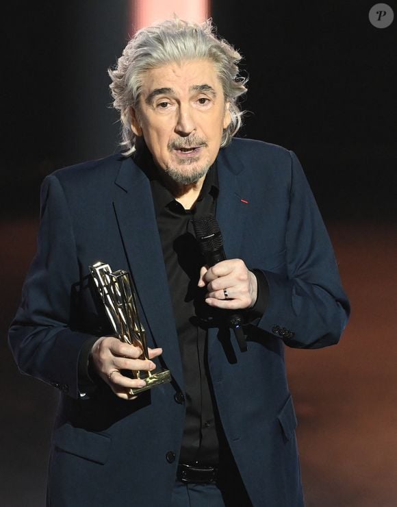 Serge Lama (Victoire d'honneur) lors de la 38ème cérémonie des Victoires de la musique à la Seine musicale de Boulogne-Billancourt, France, le 10 février 2023. © Coadic Guirec/Bestimage