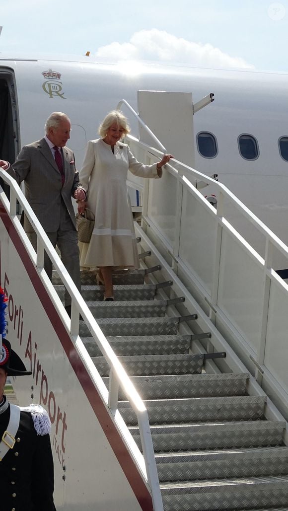 Le roi Charles III d'Angleterre et Camilla Parker Bowles, reine consort d'Angleterre, accueillis par Gianluca Zattini, maire de Forli, à leur arrivée à l'aéroport Ridolfi, le 10 avril 2025, lors de leur voyage officiel en Italie. Zuma Press / Bestimage