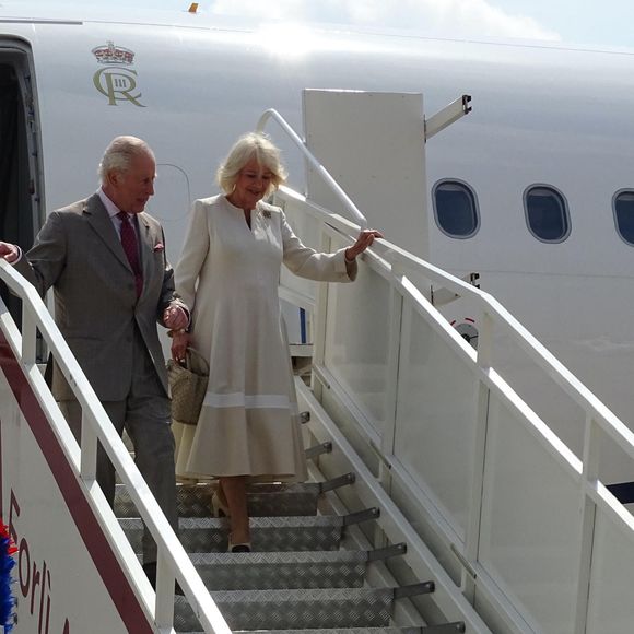 Le roi Charles III d'Angleterre et Camilla Parker Bowles, reine consort d'Angleterre, accueillis par Gianluca Zattini, maire de Forli, à leur arrivée à l'aéroport Ridolfi, le 10 avril 2025, lors de leur voyage officiel en Italie. Zuma Press / Bestimage