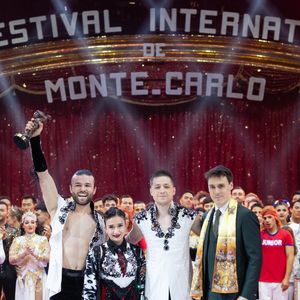 Louis Ducruet offre le « Clown de Bronze » à « Triple Souffle » - Soirée de clôture du 47ème Festival International du Cirque de Monte-Carlo sous le chapiteau de Fontvieille à Monaco, le 21 janvier 2025. © Olivier Huitel / Pool Monaco / Bestimage