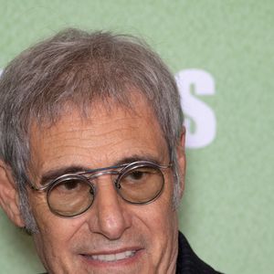 "Personne n’a voulu répéter avec moi. Donc, je me suis appuyé sur Coluche, puisqu’on habitait ensemble. Il m’a fait répéter le rôle", a-t-il confié.

Gerard Lanvin assiste à la première du film '4 Zeros' à Paris au Pathe Palace le 15 octobre 2024 à Paris, France. Photo by Nasser Berzane/ABACAPRESS.COM