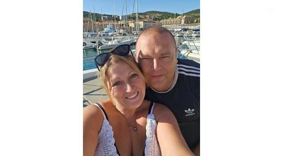 En légende, Cindy a livré des mots remplis d’émotion et de sincérité : "À l’image du sable et de la mer, nous sommes liés pour toujours"...

Le couple Cindy et Sébastien Van der Auwera sur Instagram.