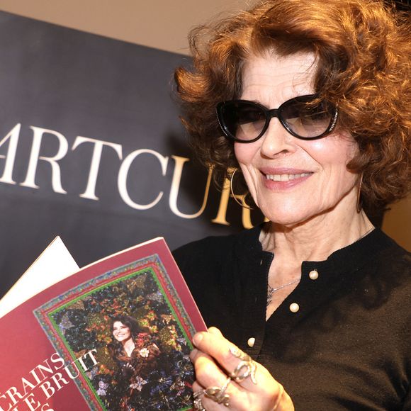 Exclusif - Fanny Ardant dédicace son livre "Ne Crains Pas le Bruit de mes Ailes" aux éditions Selena à la Librairie Artcurial à Paris le 12 novembre 2025. © Cédric Perrin / Bestimage