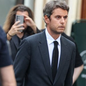 Gabriel Attal - Arrivées aux obsèques de Thierry Ardisson en l’église Saint-Roch de Paris, France, le 17 juillet 2025. © Clovis-Jacovides/Bestimage