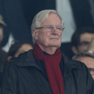 Michel Barnier - Célébrités dans les tribunes du match de Ligue des Champions entre le PSG contre le Bayern de Munich (1-2) au Parc des Princes à Paris le 4 novembre 2025. © Cyril Moreau/Bestimage