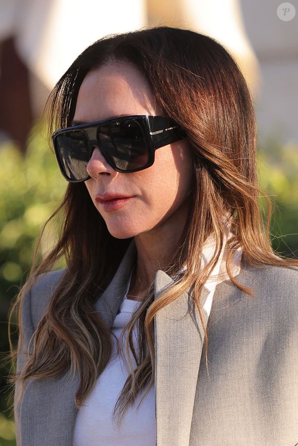 Les absences répétées de Brooklyn à des événements importants semblent confirmer l’existence d’une véritable scission dans le clan, où les tensions se sont manifestement installées.

Victoria Beckham a été aperçue quittant son hôtel à Paris, France, le 1er octobre 2025. Photo by Stephen Crawshaw/Splash News/ABACAPRESS.COM