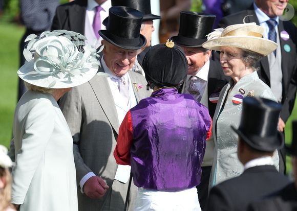 Le roi Charles III d'Angleterre, Camilla Parker Bowles, reine consort d'Angleterre, la princesse Anne lors du premier jour des courses hippiques "Royal Ascot 2025", le 17 juin 2025.