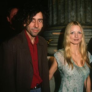 Le réalisateur et producteur Tim Burton et l'actrice Lisa Marie assistent à la première du film 'The Nightmare Before Christmas' de Disney le 14 octobre 1993 au El Capitan Theatre à Hollywood, Californie. Photo de Barry King/Alamy Stock Photo by Alamy/ABACAPRESS.COM