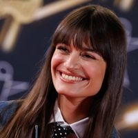 Clara Luciani ouvre les portes de son très bel appartement situé dans le 9ème arrondissement de Paris : petit tour du propriétaire