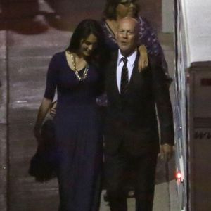 Bruce Willis embrasse sa femme Emma à la sortie de l'émission de "Dancing With The Stars" dont sa fille Rumer Willis est la gagnante à  Hollywood