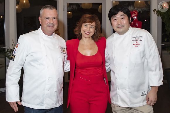 Philippe hardy, Sylvie Malys, Takashi Kinoshita - Présentation du livre "Art Sens" de Sylvie Malys, mélant sculpture et cuisine, en présence de nombreux chefs ayant participé à l'élaboration de recettes pour le livre, ainsi que celle d'A.Griset (ministre délégué chargé des petites et moyennes entreprises de France) au restaurant "Coeur Sacré" à Montmartre à Paris le 15 Novembre 2021. © Jack Tribeca/Bestimage