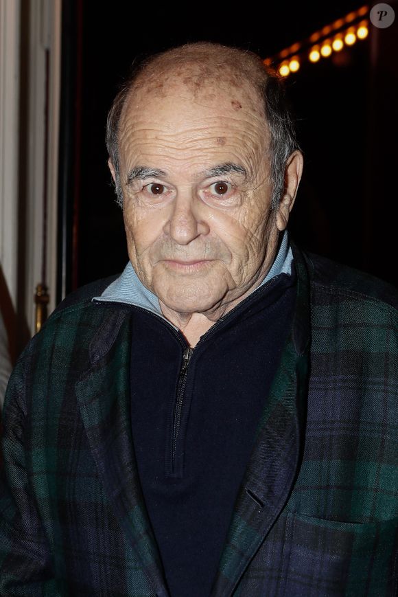 Mais l'acteur n'a pas décidé de prendre sa retraite pour autant ! "Trois jours sans pouvoir travailler. C'est difficile pour répéter. C'est un peu téméraire", a-t-il avoué en révélant qu'il avait quand même pu tourner dans un épisode de "Capitaine Marleau", "prochainement à l'antenne". 

Exclusif - Jean Benguigui - Générale de la pièce "La Joconde parle enfin" écrite par L. Ruquier au théâtre de l'oeuvre à Paris, France, le 04 avril 2024. © Christophe Clovis / Bestimage