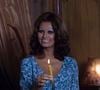 Les clichés d'époque dévoilent un intérieur feutré et chaleureux, marqué par un canapé en velours, d'élégantes boiseries et une majestueuse cheminée en marbre. 

Archives - Rendez-vous avec Sophia LOREN chez elle, dans son appartement Avenue Georges V, à Paris. Novembre 1975
© Michel Ristroph via Bestimage