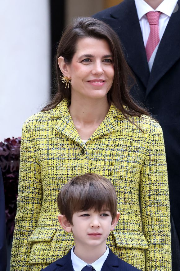 Pierre Casiraghi, Charlotte Casiraghi et ses enfants Raphaël Elmaleh, Balthazar Rassam - La famille princière monégasque dans la cour d'honneur du palais lors de la fête nationale à Monaco le 19 novembre 2025. © Dominique Jacovides - Bruno Bebert / Bestimage