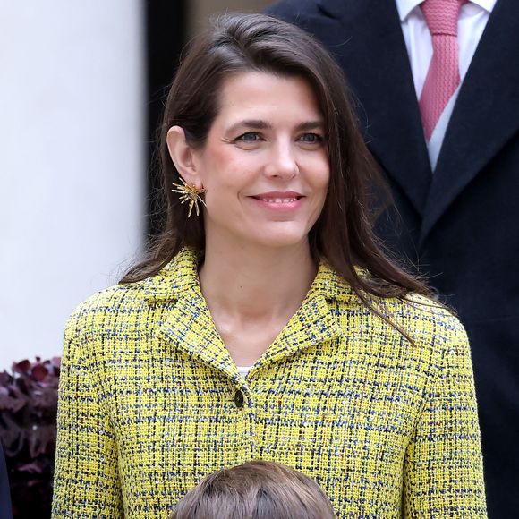 Pierre Casiraghi, Charlotte Casiraghi et ses enfants Raphaël Elmaleh, Balthazar Rassam - La famille princière monégasque dans la cour d'honneur du palais lors de la fête nationale à Monaco le 19 novembre 2025. © Dominique Jacovides - Bruno Bebert / Bestimage