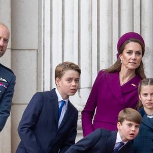 Kate Middleton, le Prince George, Louis et Charlotte lors de la célébration du 80ème anniversaire de la fin de la Seconde Guerre mondiale, à Londres, le 5 mai 2025.

Photo : Dana Press / Bestimage