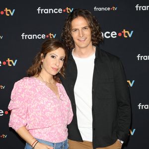 Léa Salamé et Paul de Saint Sernin au photocall pour la conférence de presse de rentrée de France TV à la Grande Halle de la Villette à Paris, France, le 11 juillet 2023. 

© Coadic Guirec/Bestimage