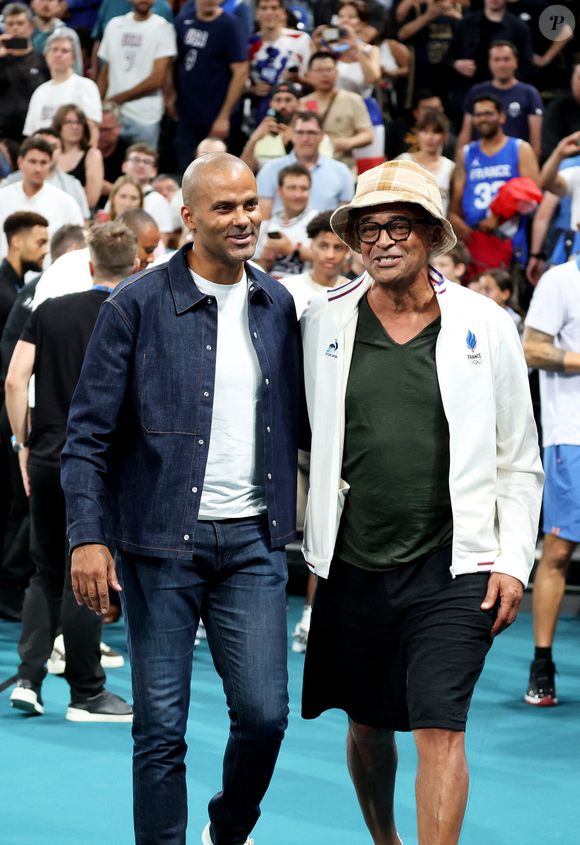 Tony Parker et Yannick Noah en tribunes pendant l'épreuve de basketball de Demi-Finale opposant la France à l'Allemagne lors des Jeux Olympiques de Paris 2024 (JO) à l'Arena Bercy, à Paris, France, le 8 août 2024. © Jacovides-Perusseau/Bestimage