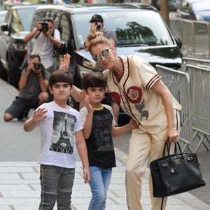 Céline Dion s'est rendue chez l'opticien Meyrowitz avec ses jumeaux Eddy et Nelson pour s'acheter une paire de lunettes de soleil avant de rentrer à l'hôtel Royal Monceau à Paris le 17 juillet 2017.
© Agence / Bestimage