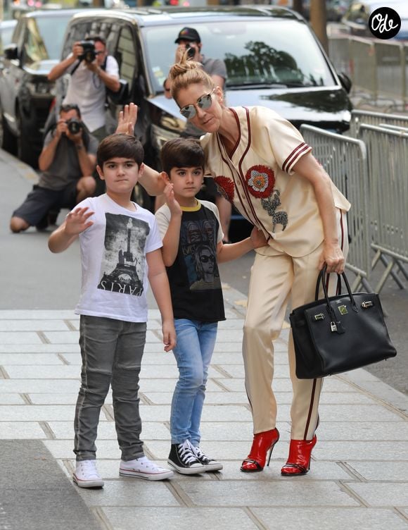 Céline Dion s'est rendue chez l'opticien Meyrowitz avec ses jumeaux Eddy et Nelson pour s'acheter une paire de lunettes de soleil avant de rentrer à l'hôtel Royal Monceau à Paris le 17 juillet 2017.
© Agence / Bestimage