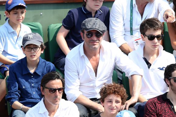 Jean Dujardin et ses fils Jules et Simon, Yvan Attal - People à la finale homme des Internationaux de France de tennis de Roland Garros à Paris le 8 juin 2014. 
Gorassini / Jacovides / Bestimage