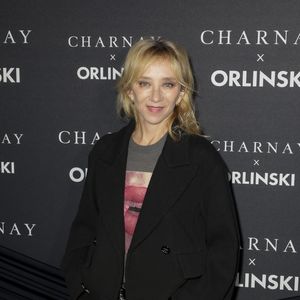 “Curieusement, ça m’a fait beaucoup de peine. Le jour où il m’a donné quelque chose, ce n’était plus possible de lui dire merci. Comme quoi, ce n’était pas si clair dans ma tête”.

Sylvie Testud lors de la soirée Charnay x Orlinski à l'occasion du lancement de leur collection capsule exclusive à L'Atelier Vendôme à Paris le 13 novembre 2025. © Jack Tribeca / Bestimage