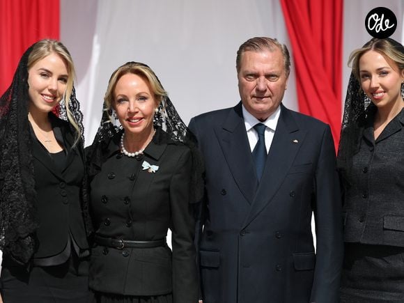 Le Prince Charles de Bourbon des Deux Siciles, la princesse Camilla, leurs filles, les princesses Maria Carolina et Maria Chiara - Messe célébrée par le pape Léon XIV au stade Louis II de Monaco - Visite historique du pape Léon XIV à Monaco le 28 mars 2026.
© Claudia Albuquerque / Bestimage