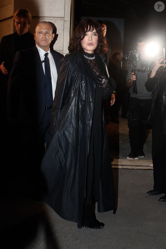 Isabelle Adjani - Arrivées au défilé Messika lors de la Paris Fashion Week à Paris, le 26 septembre 2024. © Christophe Clovis / Jack Tribeca / Bestimage