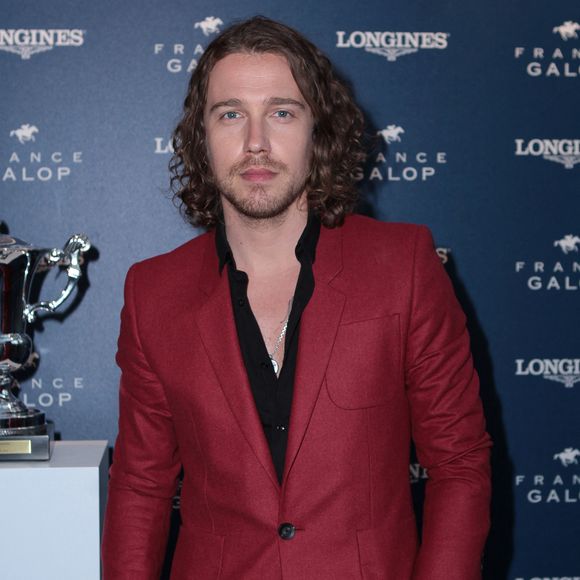 Julien Doré assiste à l'événement du Prix De Diane Longines qui se tient aux Jardins de Bagatelle, le 20 mai 2014. 

Photo : Audrey Poree / Bestimage