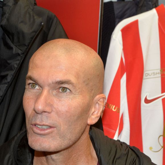Zinedine Zidane durant la première édition du « match des légendes » opposant l'équipe des Légendes, les anciens de Cannes, à l'équipe des Etoiles avec pour capitaine Didier Deschamps, au stade Pierre de Coubertin à Cannes, le 30 octobre 2025. Les Légendes cannoises, coachées par Luis Fernandez et supportées par Zinedine Zidane qui portait les couleurs cannoises, mais qui n'a pas joué, ont remporté le match 3 à 2. Tous les bénéfices de la soirée seront reversés aux associations les Etoiles de l'Espoir, à l'association Adrien et à l'association Clin d'Oeil, qui oeuvrent pour les plus démunis et la jeunesse. © Bruno Bebert / Dominique Jacovides / Bestimage