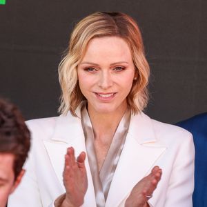 Le prince Albert II et la princesse Charlène de Monaco sur le podium lors de la remise de prix du E-Prix de Monaco du Championnat du monde FIA de Formule E 2026 sur le circuit de Monaco à Monte-Carlo, Monaco, le 17 mai 2026. Le pilote britannique Oliver Rowland remporte la deuxième course du week-end à Monaco devant le Brésilien Felipe Drugovich et le Portugais Antonio Félix Da Costa. © Claudia Albuquerque/Bestimage
