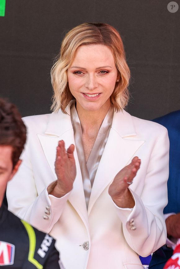 Le prince Albert II et la princesse Charlène de Monaco sur le podium lors de la remise de prix du E-Prix de Monaco du Championnat du monde FIA de Formule E 2026 sur le circuit de Monaco à Monte-Carlo, Monaco, le 17 mai 2026. Le pilote britannique Oliver Rowland remporte la deuxième course du week-end à Monaco devant le Brésilien Felipe Drugovich et le Portugais Antonio Félix Da Costa. © Claudia Albuquerque/Bestimage