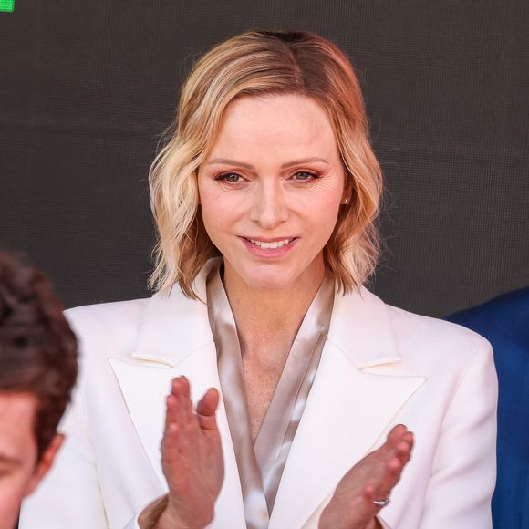Le prince Albert II et la princesse Charlène de Monaco sur le podium lors de la remise de prix du E-Prix de Monaco du Championnat du monde FIA de Formule E 2026 sur le circuit de Monaco à Monte-Carlo, Monaco, le 17 mai 2026. Le pilote britannique Oliver Rowland remporte la deuxième course du week-end à Monaco devant le Brésilien Felipe Drugovich et le Portugais Antonio Félix Da Costa. © Claudia Albuquerque/Bestimage