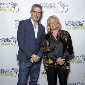 Michel Cymes, Marina Carrère d'Encausse au photocall du concert du gala des 20 ans de la fondation Recherche Alzheimer "2 générations chantent pour la 3ème" à l'Olympia à Paris le 18 mars 2024.

© Cyril Moreau / Bestimage