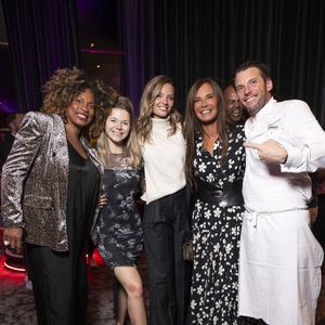 Exclusif - Laura Flesset, Juju Fitcats, de son vrai nom Justine Becattini, guest, Nathalie Marquay et Norbert Tarayre lors de l'inauguration du Restaurant & Bar 19.20 by Norbert Tarayre à l'hôtel Prince de Galles à Paris le 10 octobre 2023 ©Pierre Perusseau / Coadic Guirec / Bestimage