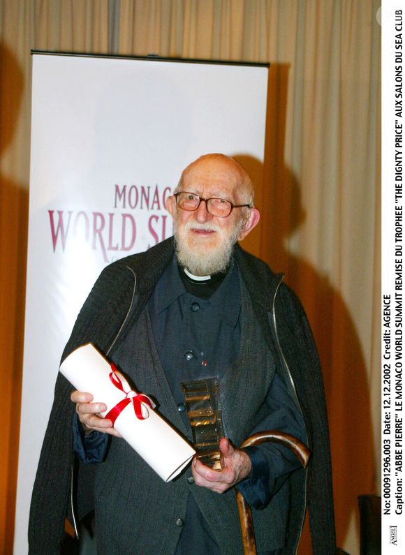 L'abbé Pierre au Monaco World Summit pour la remise du trophée "The Dignty Price" aux salons du Sea Club le 12 décembre 2002
AGENCE / BESTIMAGE
