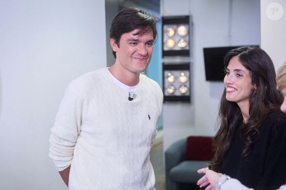 Exclusif - Alain-Fabien Delon avec sa compagne Laura Bensadoun en backstage de de l'émission "C à Vous" à Paris, France, le 18 octobre 2024. © Cyril Moreau/Bestimage