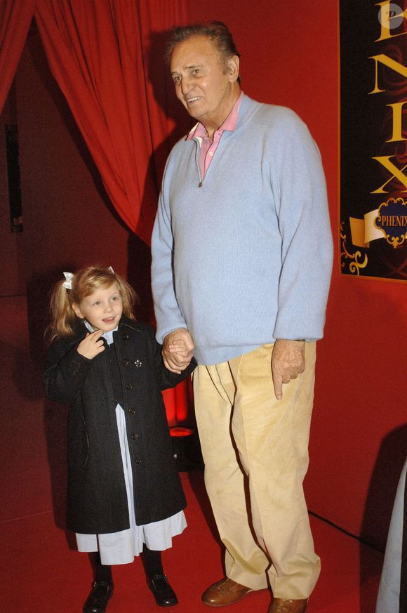 Roger Hanin et son petit-fils assistent à la première de 'Phenix Circus' au profit de la fondation 'Nez Rouge', à Paris, France, le 4 décembre 2006. Photo Giancarlo Gorassini/ABACAPRESS.COM