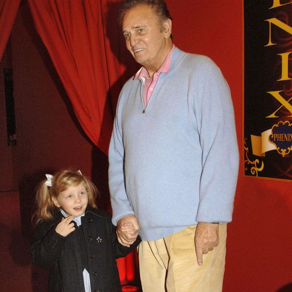 Roger Hanin et son petit-fils assistent à la première de 'Phenix Circus' au profit de la fondation 'Nez Rouge', à Paris, France, le 4 décembre 2006. Photo Giancarlo Gorassini/ABACAPRESS.COM
